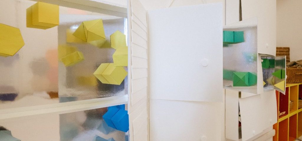 Oggetti geometrici colorati attaccati a una parete