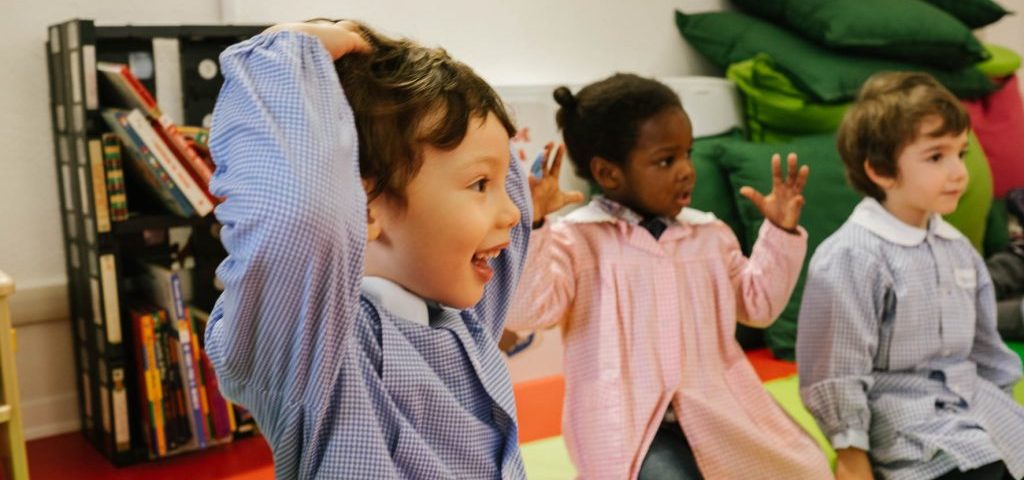 Alcuni bambini con le braccia alzate nella stanza di Spazio ZeroSei