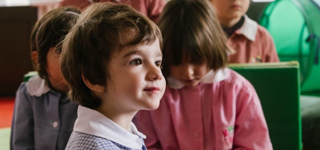 Una bambina in primo piano, altri bambini sullo sfondo