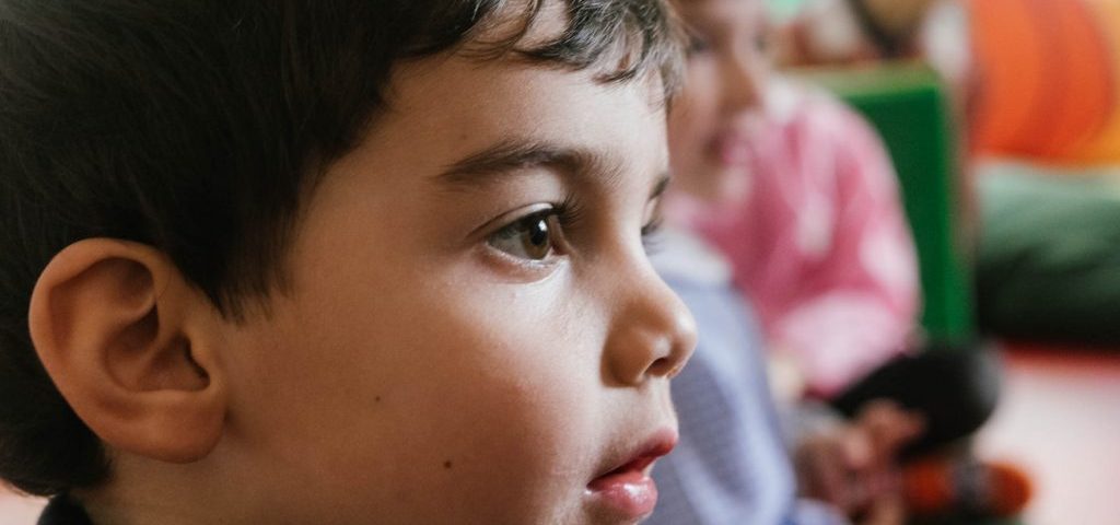 Il volto di un bambino di profilo in primo piano