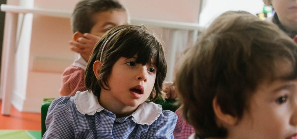 Il volto di una bambina in primo piano