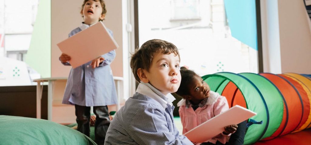 Alcuni bambini osservano meravigliati una scena in alto