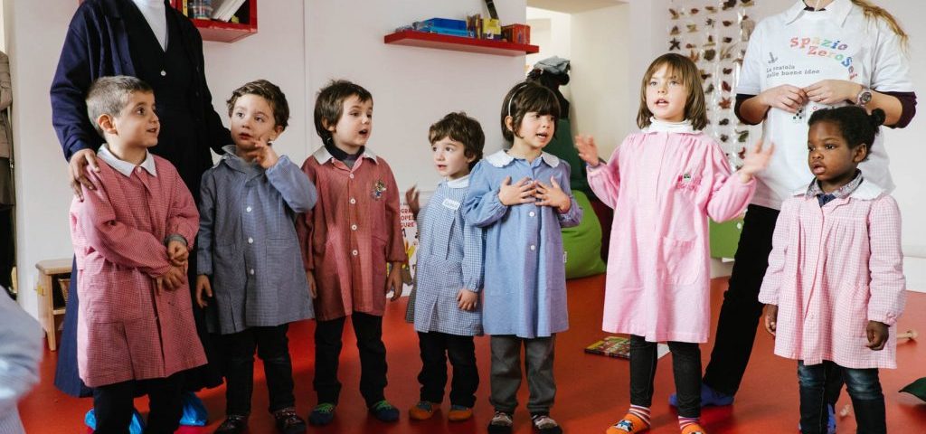 Un gruppo di bambini con una suora e un'insegnante