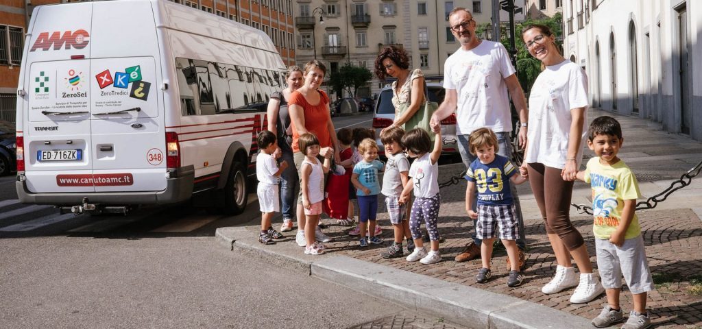 Il pulmino di Spazio ZeroSei con bambini, insegnanti e genitori