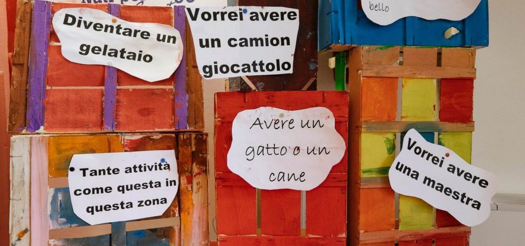 Una parete con appesi dei desideri dei bambini