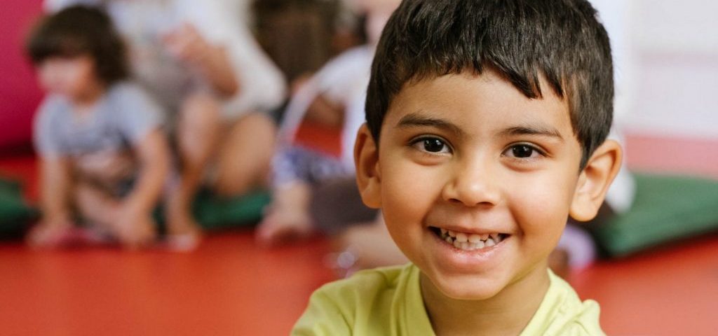 Un bambino in primo piano che sorride