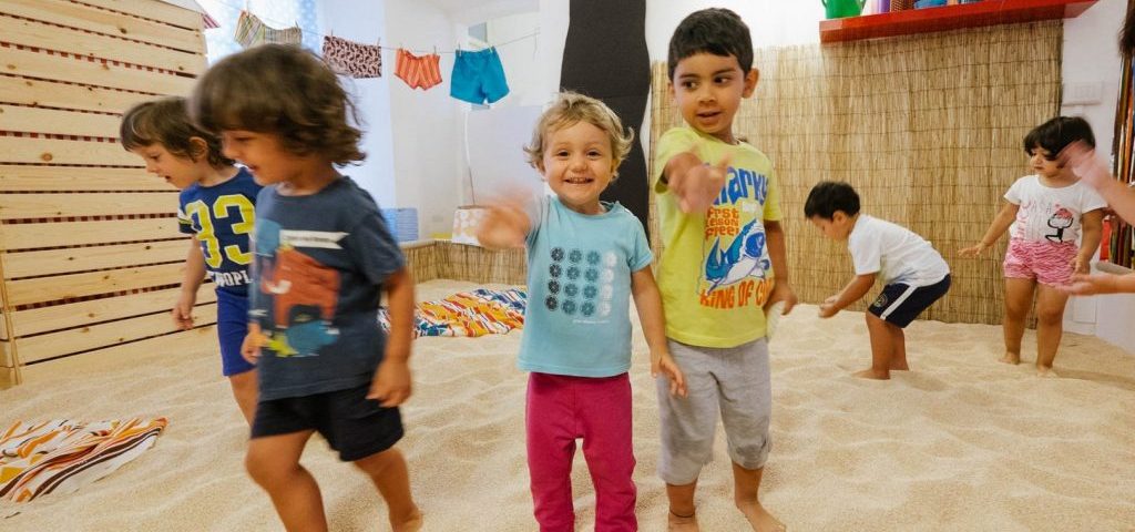 Un gruppo di bambini gioca nella sabbia a Spazio ZeroSei