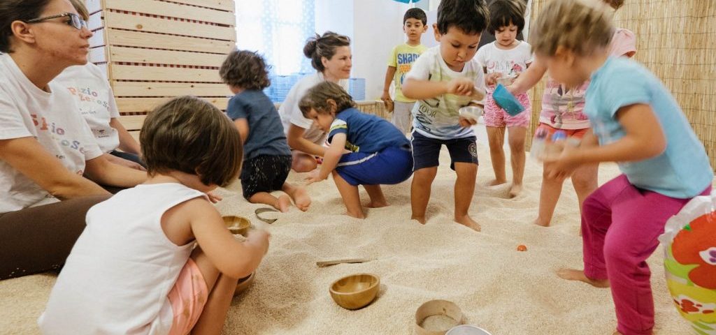 Un gruppo di bambini gioca nella sabbia a Spazio ZeroSei