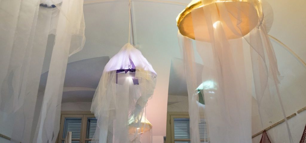 In una delle stanze i lampadari sono ricoperti da tulle bianco